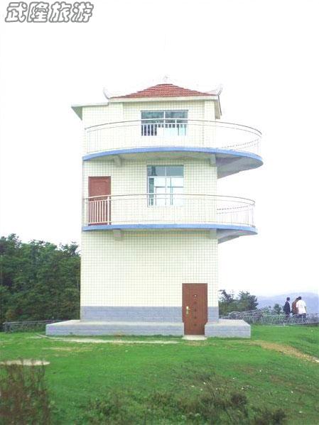 　　通天塔是仙女山公園的最高峰，海拔2033米。通天塔原來是仙女山林場監(jiān)測森林火災(zāi)的一個瞭望臺，破舊的木樓已經(jīng)被青磚水泥所替代，不僅繼續(xù)發(fā)揮著監(jiān)測森林火災(zāi)的作用，還可以滿足游客登高遠眺的愿望。 　　通天塔是仙女山公園的最高峰，海拔2033米。通天塔原來是仙女山林場監(jiān)測森林火災(zāi)的一個瞭望臺，破舊的木樓已經(jīng)被青磚水泥所替代，不僅繼續(xù)發(fā)揮著監(jiān)測森林火災(zāi)的作用，還可以滿足游客登高遠眺的愿望。 仙女山景點通天塔