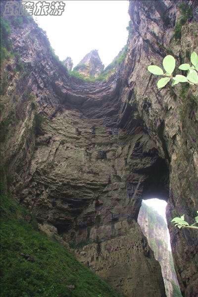 神鷹奇峽　　“神鷹奇峽”，是一塊位于懸崖上突起的石塊，狀如展翅欲飛的雄鷹而得名。 