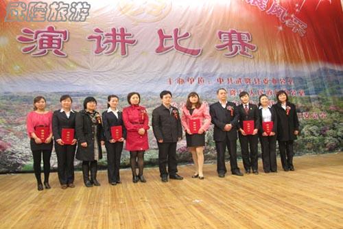 獲獎(jiǎng)選手和縣領(lǐng)導(dǎo)合影