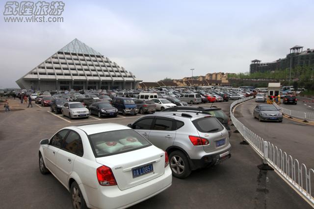 武隆游客接待中心迎來數(shù)千輛自駕車