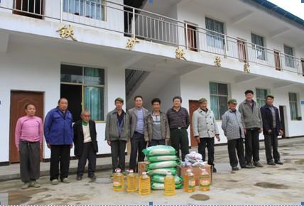 公司扶貧專干吳明兵(右5)在鐵礦鄉(xiāng)敬老院慰問孤寡老人