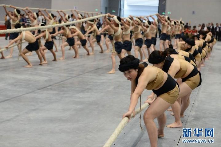 重慶渝洽會(huì)再現(xiàn)“女纖夫”風(fēng)采