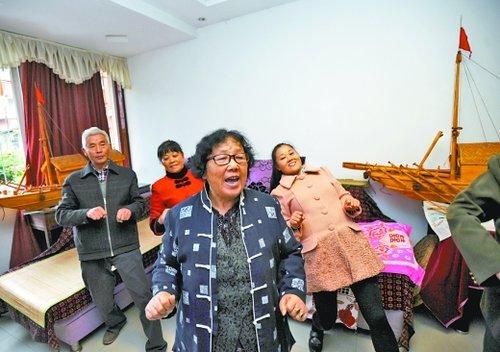 昨日，江北大竹林銀竹苑，71歲的吳秀蘭（前中）和弟子們?cè)谧约揖毩?xí)唱川江號(hào)子。本組圖/重慶晨報(bào)記者 李斌 攝