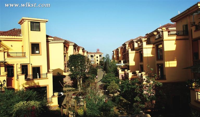 圖為仙女山鎮(zhèn)依云美鎮(zhèn)小區(qū)一角。