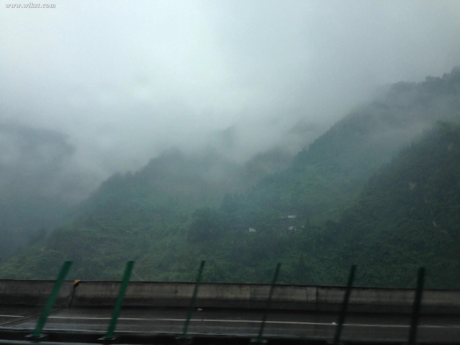 高速路旁的無(wú)名山