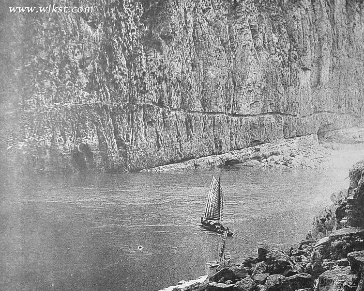 嵌鑿在懸崖峭壁上的三峽纖道(1911年)。