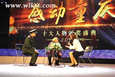 圖為楊興明(中)在頒獎現(xiàn)場接受主持人采訪。