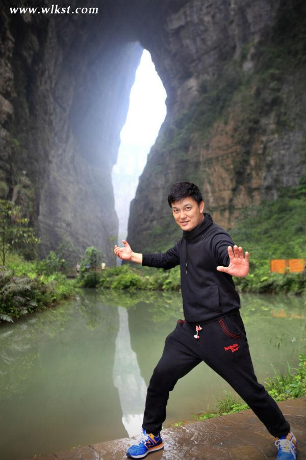 村長(zhǎng)李銳帶女兒樂(lè)游武隆