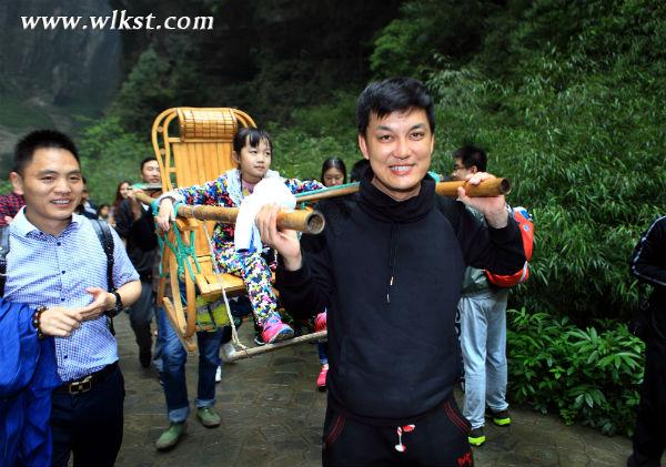 村長(zhǎng)李銳游天生三硚 為博女兒開(kāi)心勇當(dāng)挑夫