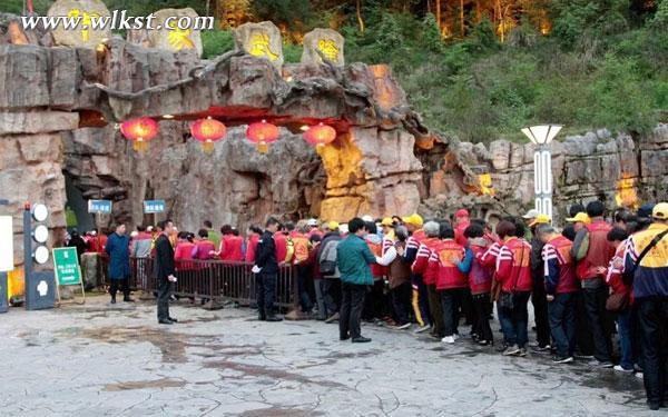 旅游養(yǎng)老熱來了 800名老人組隊賞《印象武隆》