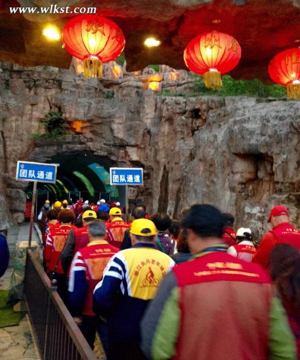 旅游養(yǎng)老熱來了 800名老人組隊賞《印象武隆》