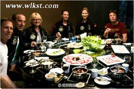 太陽能飛機(jī)飛行團(tuán)隊品嘗了重慶火鍋