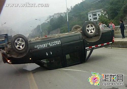 剎車失靈，駕駛員猛打方向避險(xiǎn)開翻車。武隆縣公安局供圖