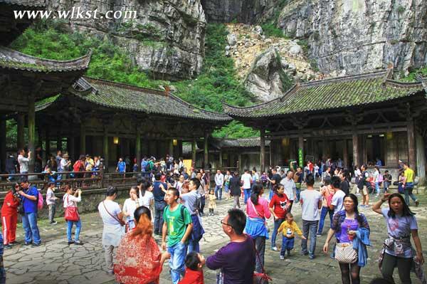 四川萬(wàn)人同游天生三硚