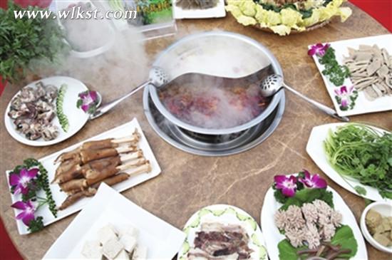 令人垂涎的羊肉湯鍋。