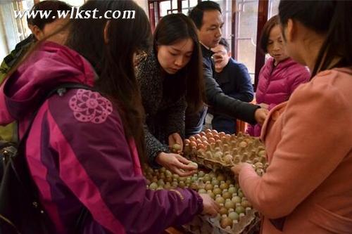 游客自行購買農(nóng)家土雞蛋