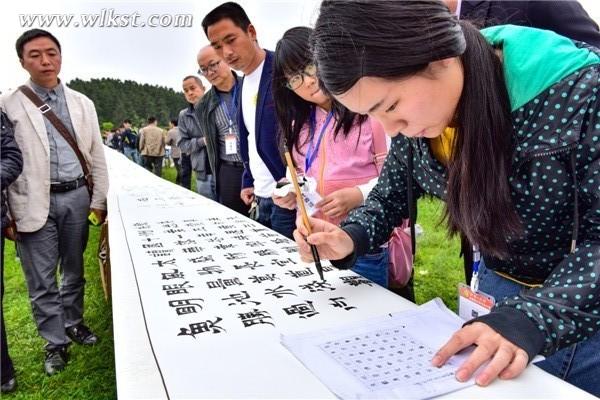 書法神童在百米書法長卷在創(chuàng)作 王俊杰/攝