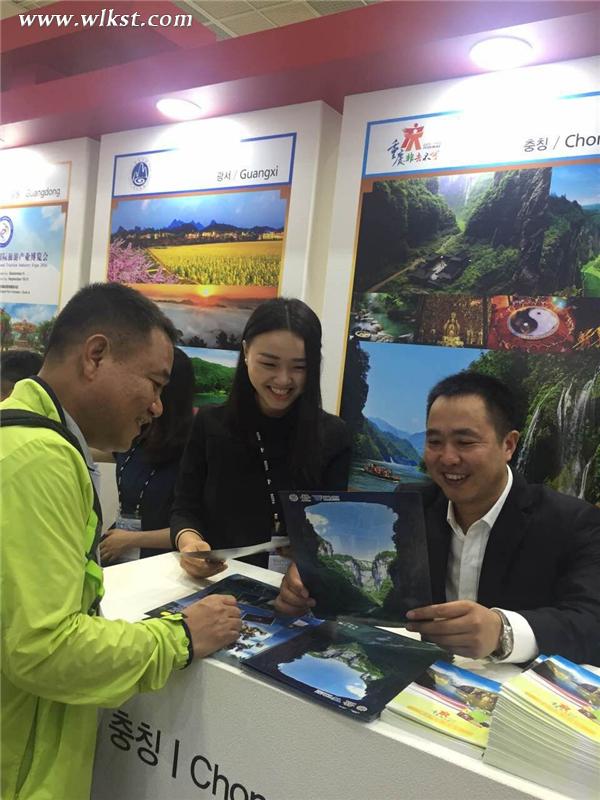 武隆景區(qū)向韓國民眾介紹武隆旅游