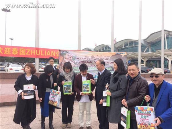 重慶市旅游局副局長王定國、重慶市旅游局國際處處長宋俊紅在機場接待泰國速遠集團董事長比亞瓦一行。