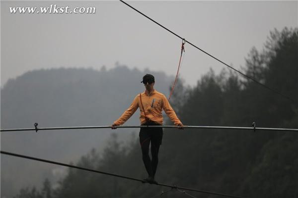 央視《吉尼斯中國(guó)之夜》 選手武隆挑戰(zhàn)“蒙眼走鋼絲”高空競(jìng)速