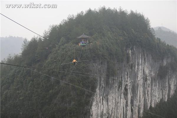 央視《吉尼斯中國(guó)之夜》 選手武隆挑戰(zhàn)“蒙眼走鋼絲”高空競(jìng)速