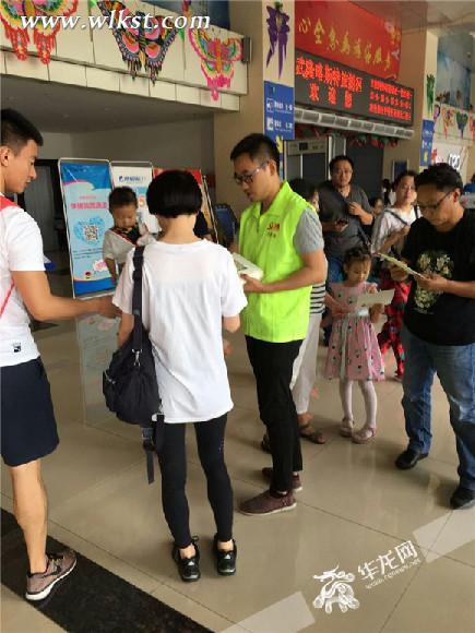  志愿者分發(fā)手繪地圖。 仙女山旅游度假區(qū)管委會供圖 華龍網(wǎng)發(fā)