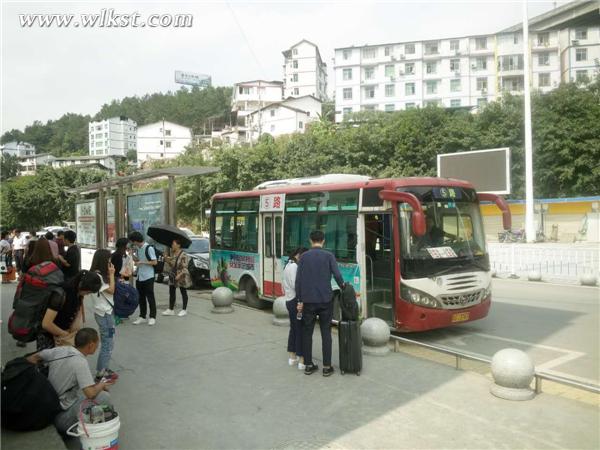 發(fā)往汽車站的公交車在此等候來(lái)武旅游的市民。(李瓊/供圖)