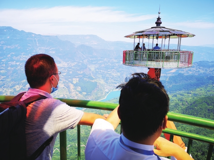 考察團到白馬山旅游度假區(qū)實地考察