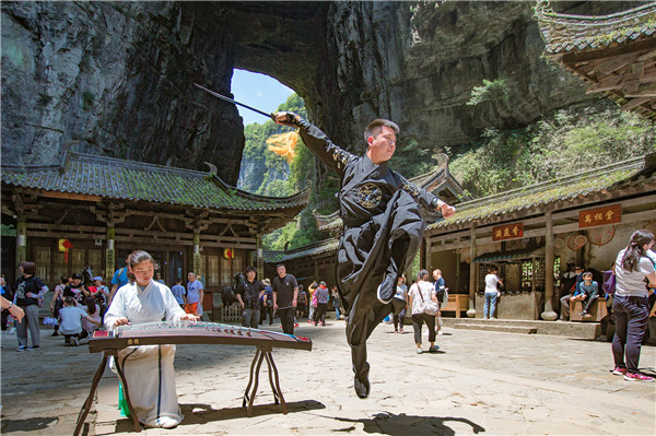 行云流水的舞劍表演