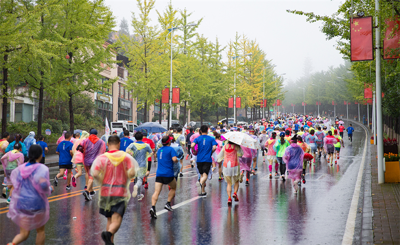 2021重慶武隆仙女山馬拉松 風(fēng)雨里撒歡開跑