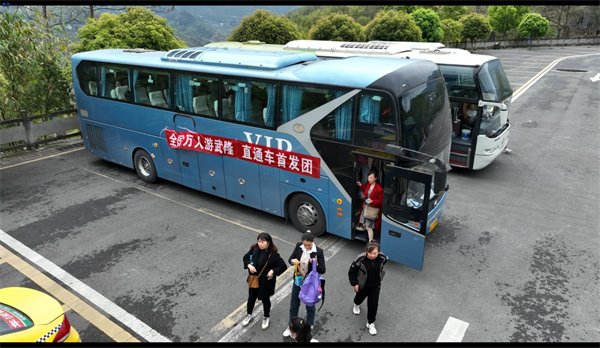 游客乘坐直通車(chē)游覽芙蓉洞