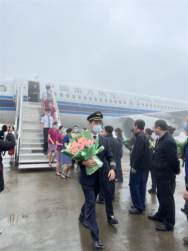 武隆區(qū)領(lǐng)導為機組工作人員獻花