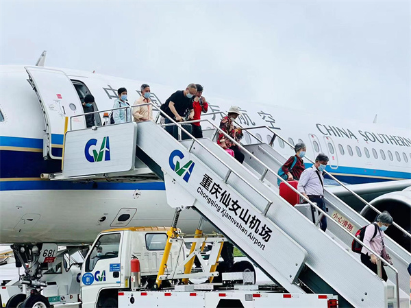 首發(fā)團乘客有序下飛機