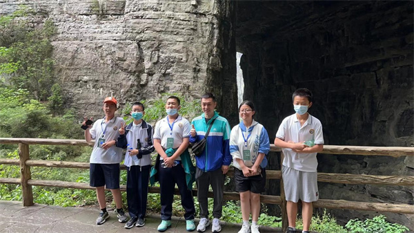 同學(xué)們游覽天生三橋，了解喀斯特地貌
