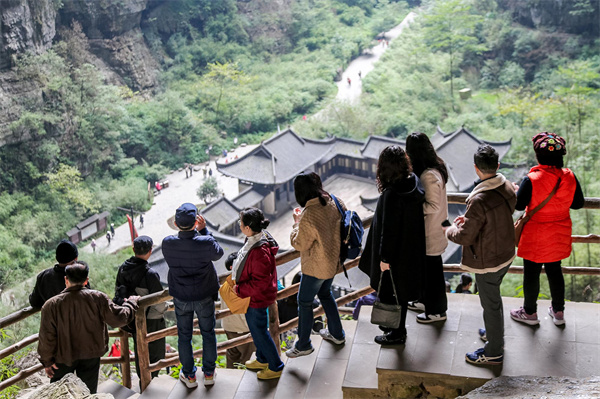 旅行商代表游覽景區(qū)，不停拍照