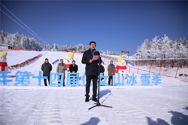 旅游產業(yè)(集團)有限公司董事長張德兵致辭。