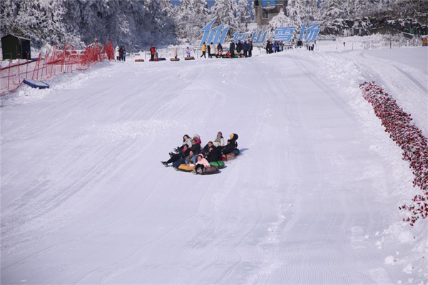 眾多游客朋友前來體驗冰雪活動。