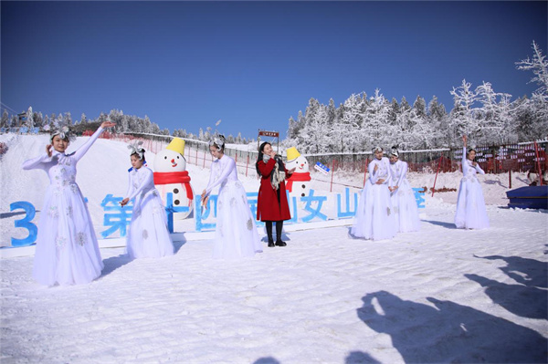 武隆旅游產業(yè)(集團)有限公司營銷總監(jiān)李安藝演唱歌曲《冬季到仙女山看雪》。