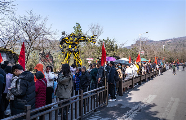 游客排隊入園