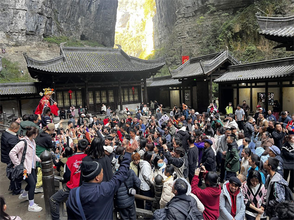 游客朋友爭先與財神互動