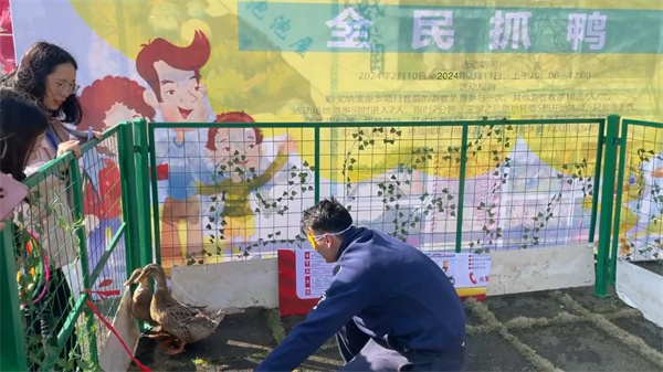 游客朋友參與鄉(xiāng)村旅游景區(qū)開展的特色活動(dòng)